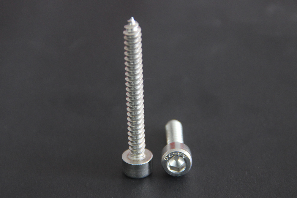 Cylindrical self tapping nail 