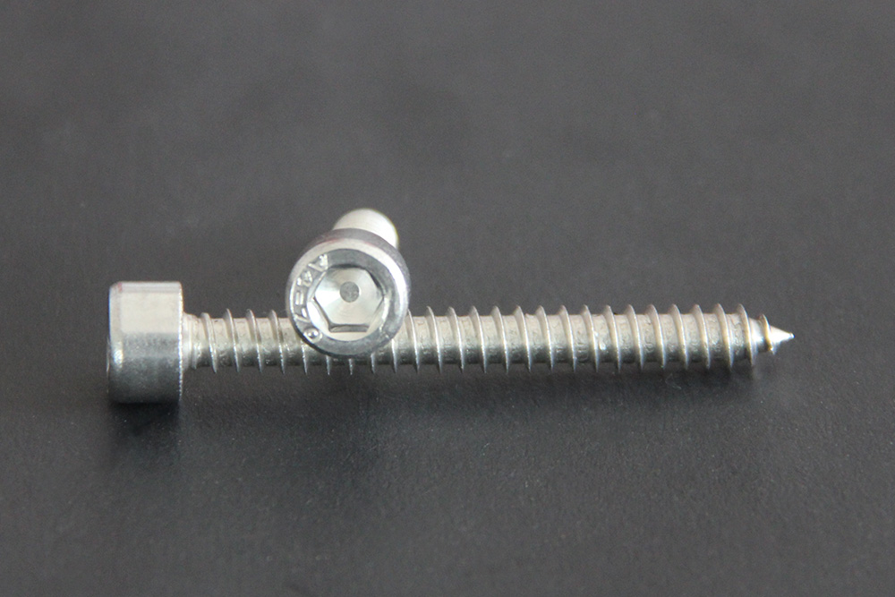Cylindrical self tapping nail 
